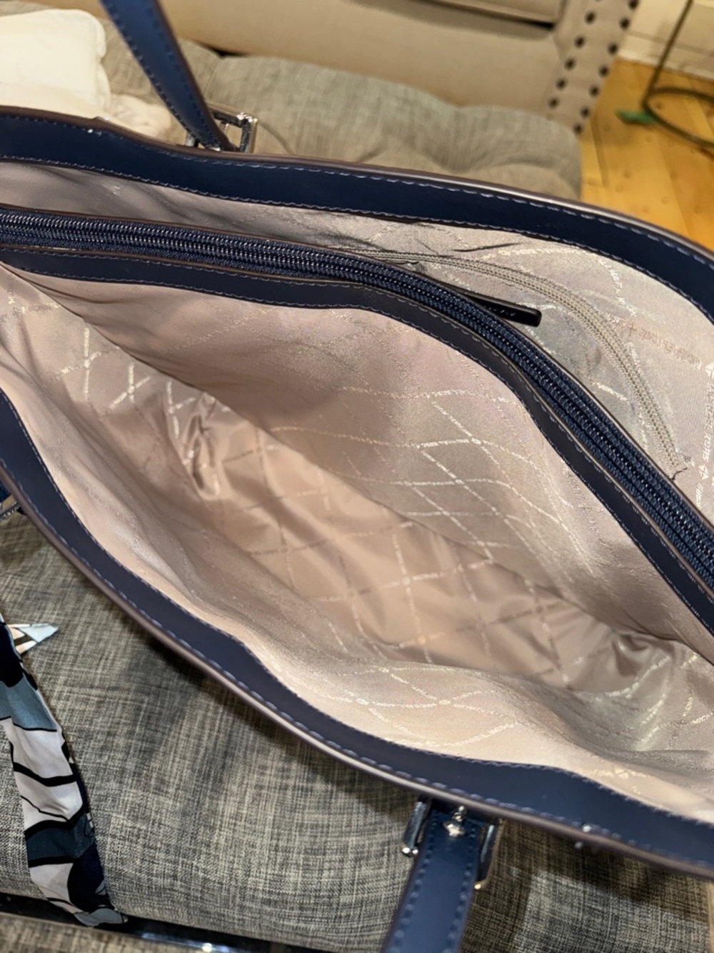 Michael Kors Jet Set Signature Blue White Tote - Picture 13 of 17